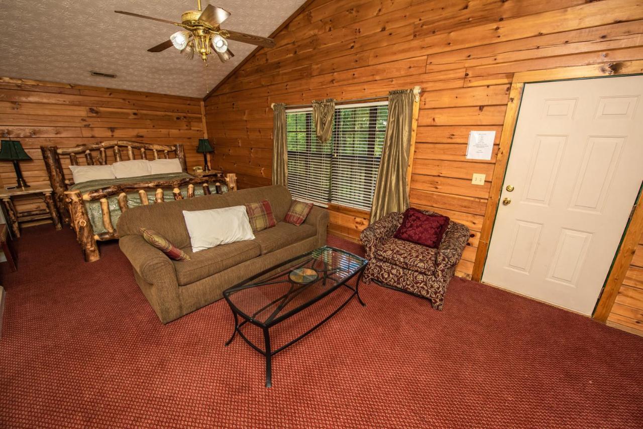 Cabin Close To Parkway Rd With River View Pigeon Forge Exterior photo
