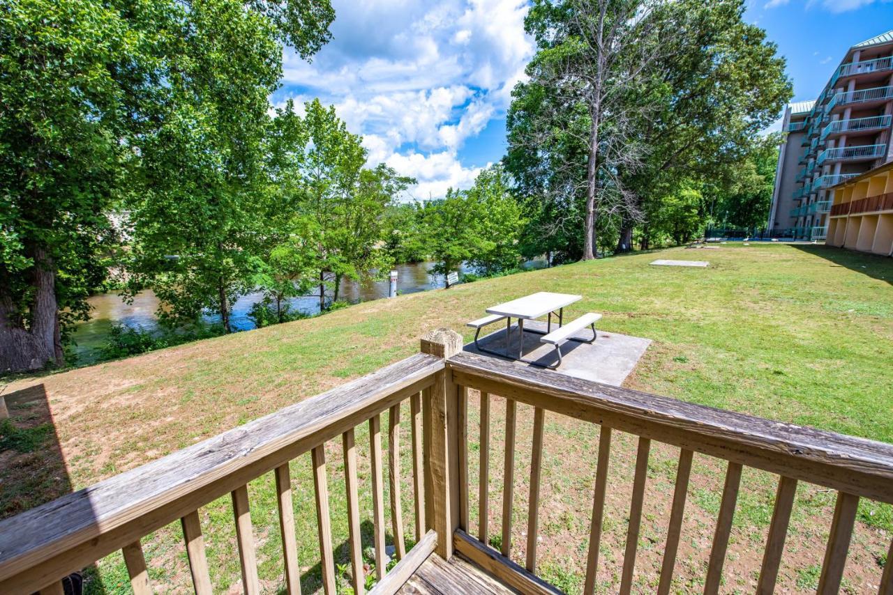 Cabin Close To Parkway Rd With River View Pigeon Forge Exterior photo