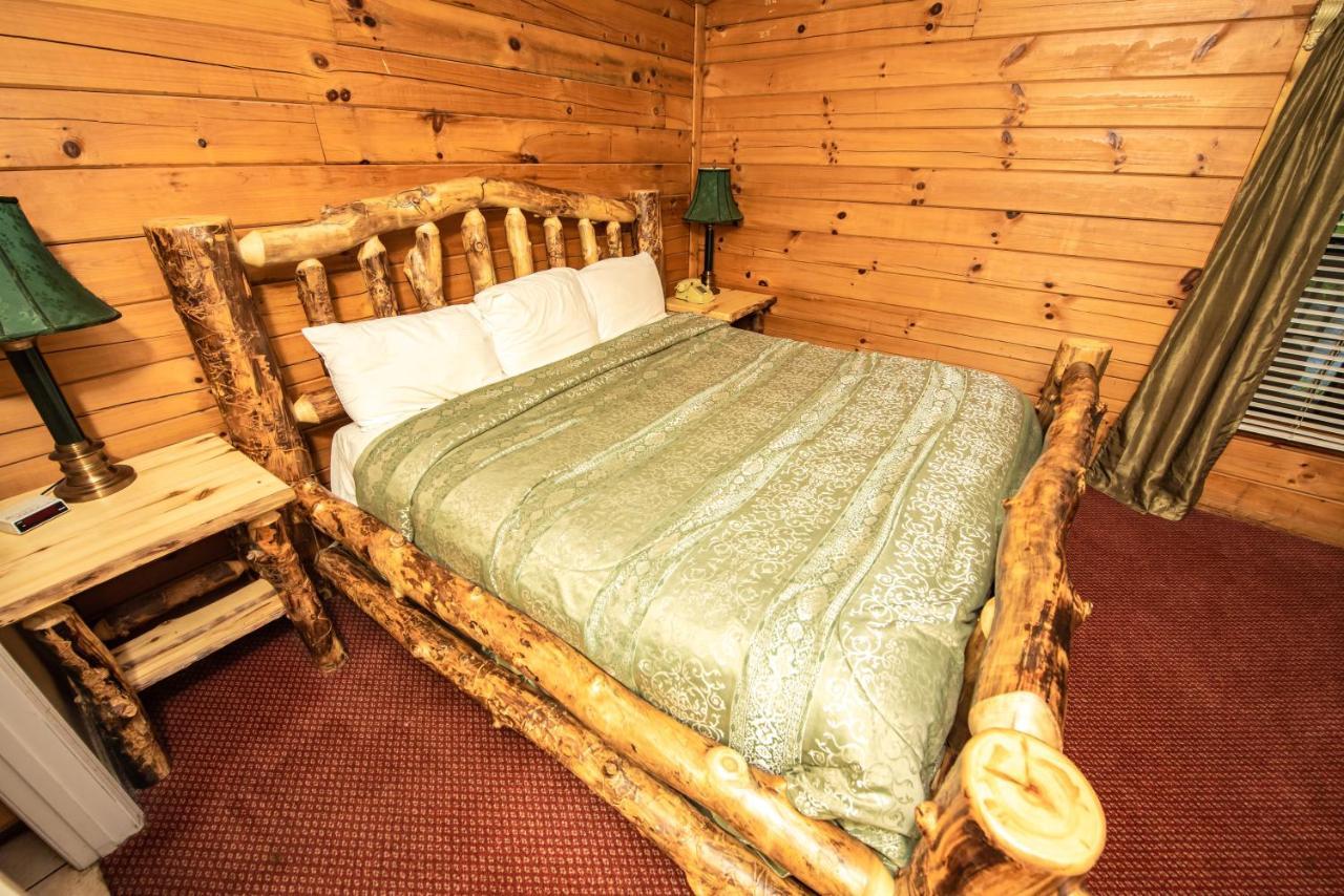 Cabin Close To Parkway Rd With River View Pigeon Forge Exterior photo